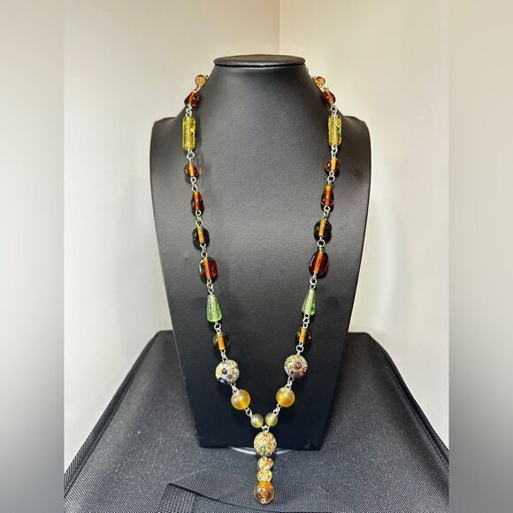 Vintage ALL GLASS and silver tone hardware necklace with "tassel" pendant! - Picture 11 of 12